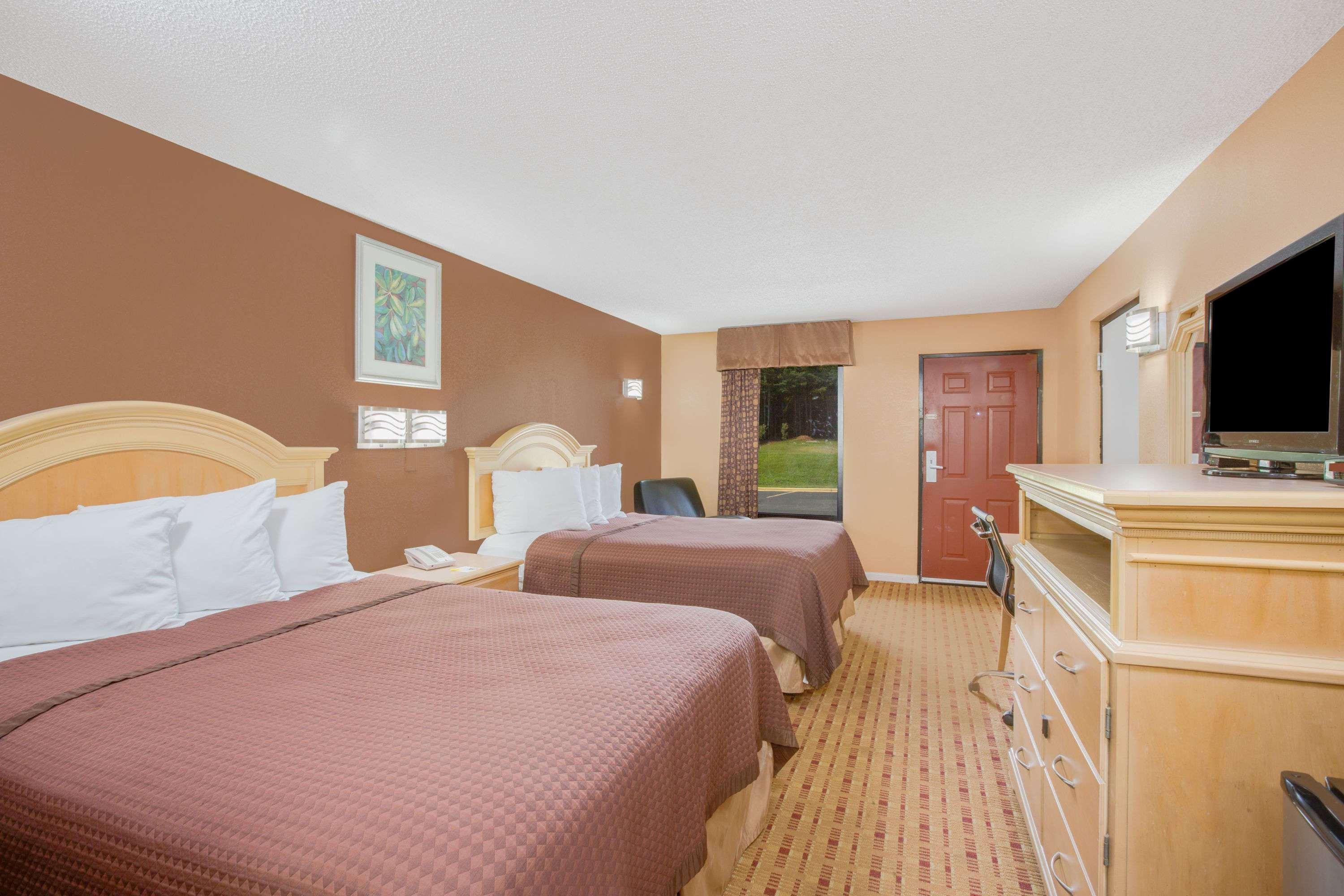 Columbus Inn And Suites Eksteriør billede