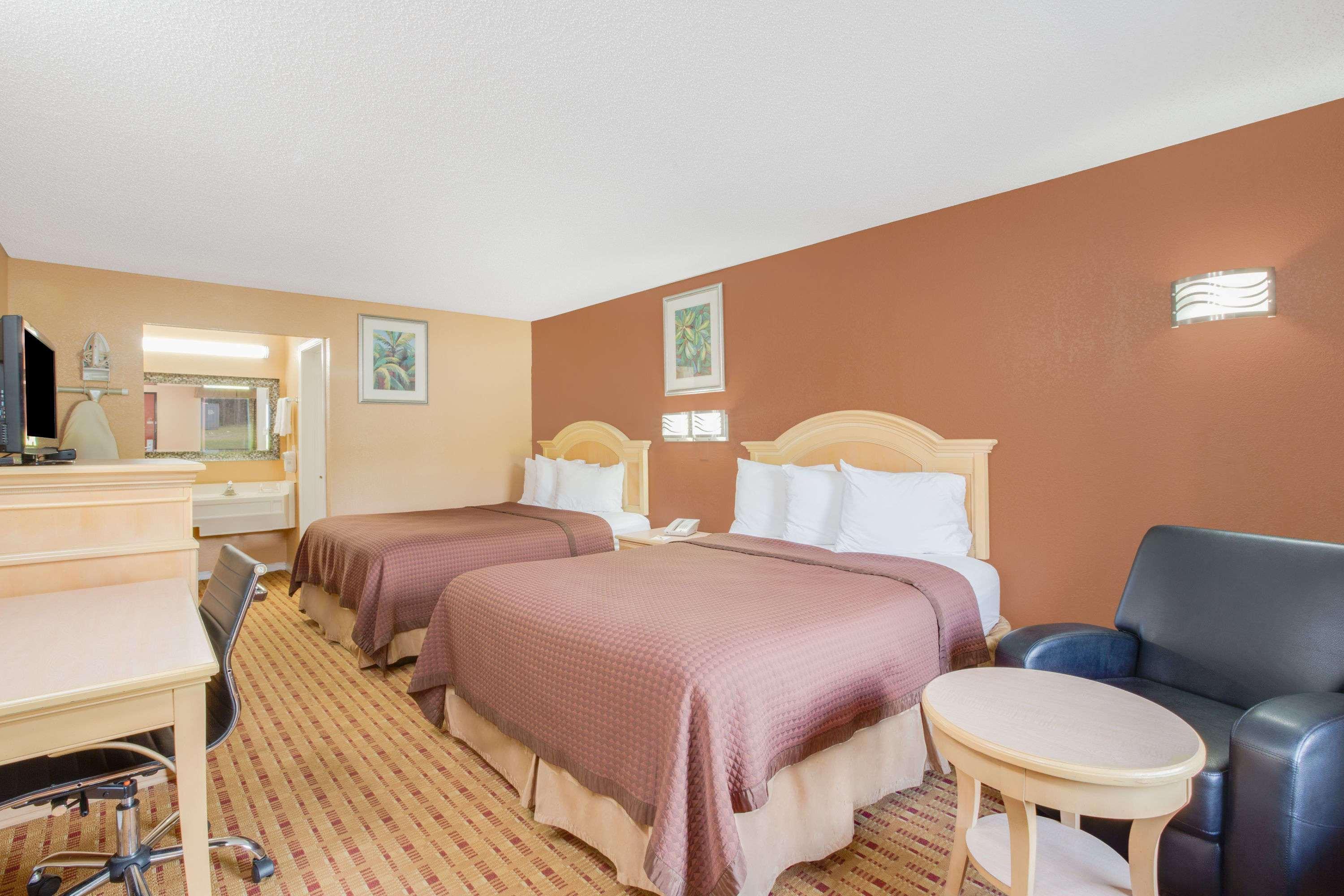 Columbus Inn And Suites Eksteriør billede