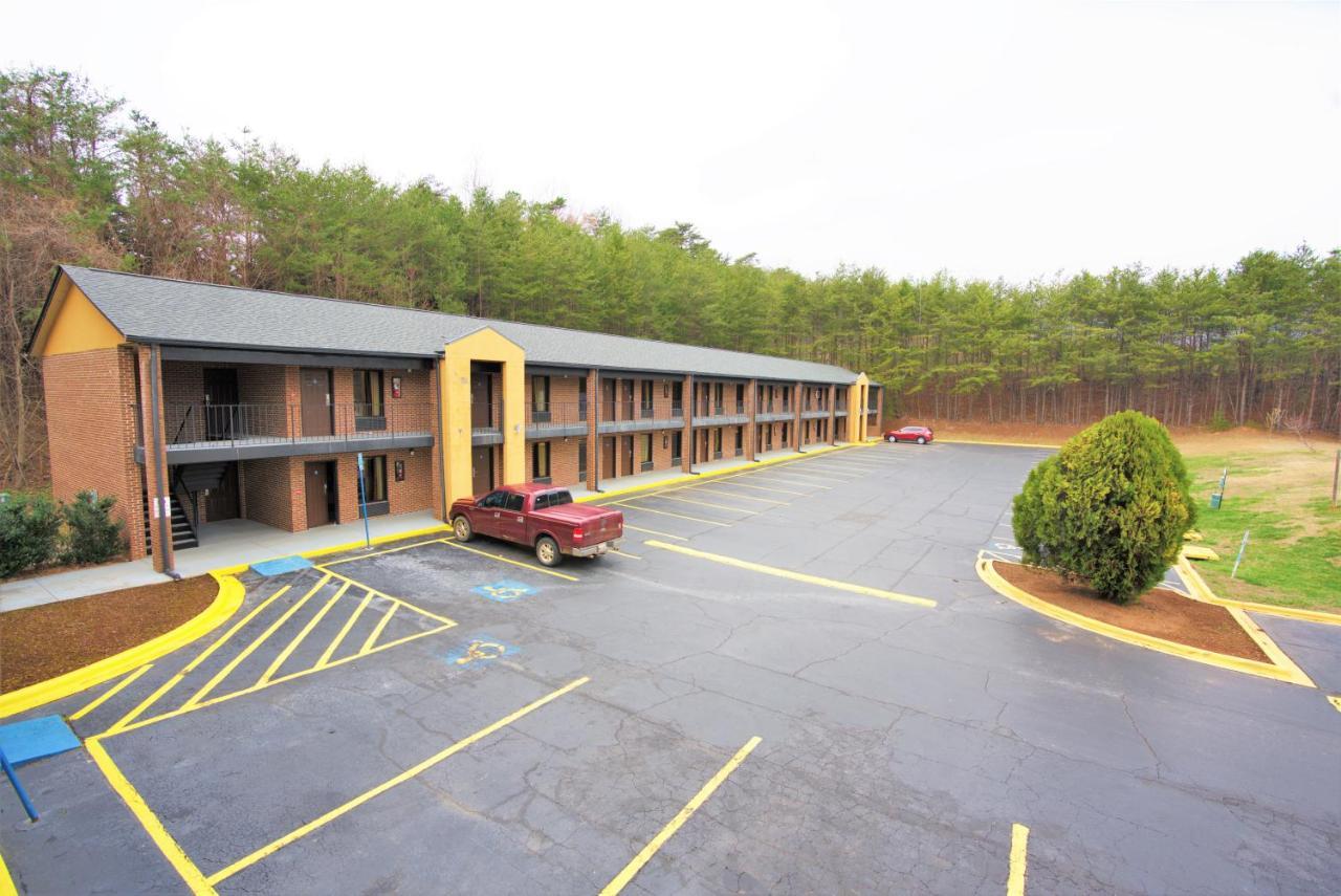 Columbus Inn And Suites Eksteriør billede